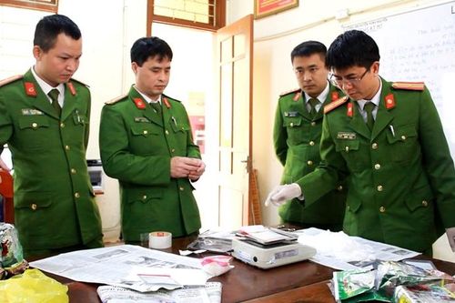 Bắt quả tang kẻ có tiền án thuê xe taxi vận chuyển ma túy đi tiêu thụ