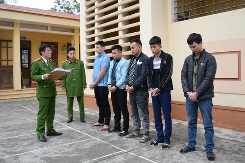 Màn kịch lừa tinh vi của 5 gã trai