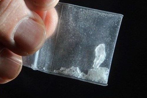 Cô gái tự giao nộp ma túy khi gặp cảnh sát