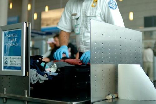 Đồng hồ hơn 11.000 USD 'biến mất' khi qua soi chiếu sân bay