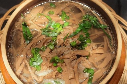 Tắc ruột vì ăn măng khô