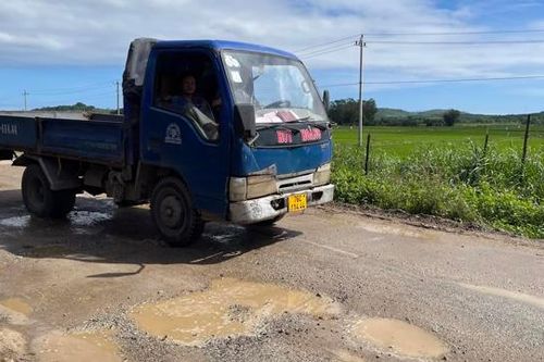 Quảng Ngãi: Dân 'kêu trời' vì đường xuống cấp, chi chít ổ gà ổ voi