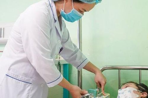 Điều trị bảo tồn thành công thận cho bé gái bị chấn thương nặng do ngã cầu thang