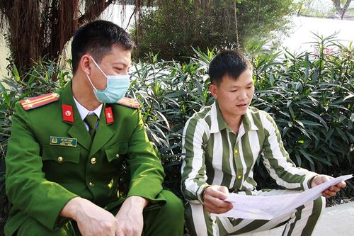 Những con chữ thắp sáng ý chí hoàn lương