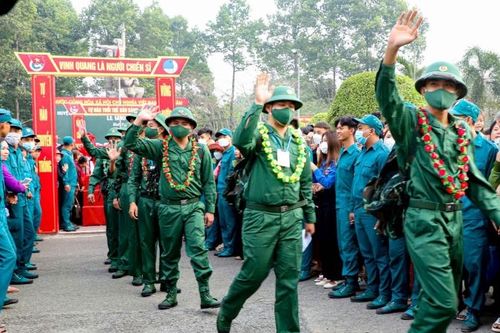 Thanh niên Bình Dương nô nức lên đường nhập ngũ