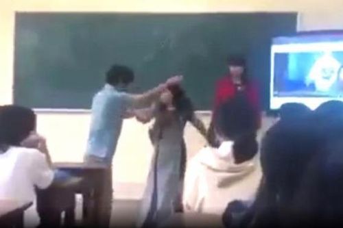 Vì sao tạm thu hồi quyết định kỷ luật với nữ giáo viên bị đồng nghiệp 'khóa tay đưa ra khỏi lớp?