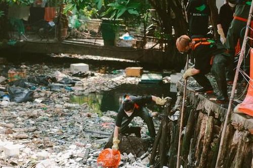 Thành Đoàn TP. HCM tặng bằng khen nhóm bạn trẻ vớt rác 'Sài Gòn xanh'