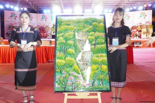 Bán đấu giá tranh đá của thầy trò Tu Mơ Rông gây quỹ từ thiện