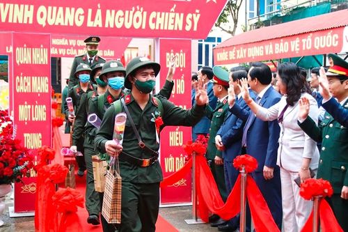 Gần 2.000 tân binh tỉnh Phú Thọ lên đường nhập ngũ