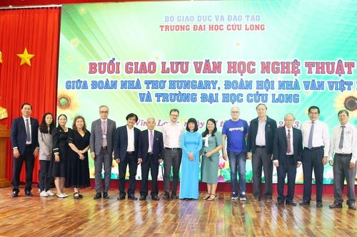 Trường ĐH Cửu Long giao lưu văn học nghệ thuật với đoàn nhà thơ Hungary