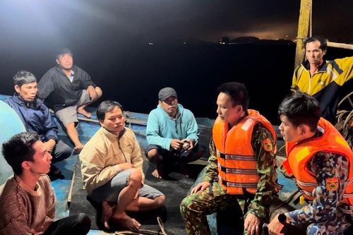 Một ngư dân mất tích do tàu cá va chạm với tàu chở hàng