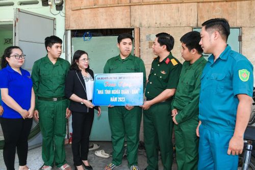 Anh em sinh ba cùng tình nguyện lên đường nhập ngũ