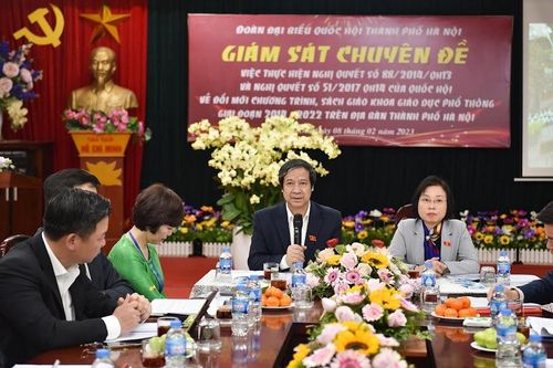 Bộ trưởng 'phỏng vấn' giáo viên về triển khai chương trình, SGK mới