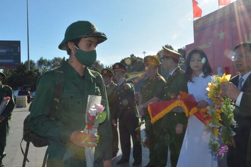 Thanh niên Lâm Đồng hăng hái lên đường nhập ngũ