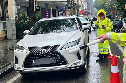 Hà Nội sẽ ghi tên người can thiệp vi phạm giao thông báo về đơn vị công tác để xử lý