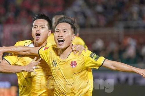 Phung phí cơ hội, CLB TPHCM thất thủ trên sân nhà trước đội bóng đất cảng