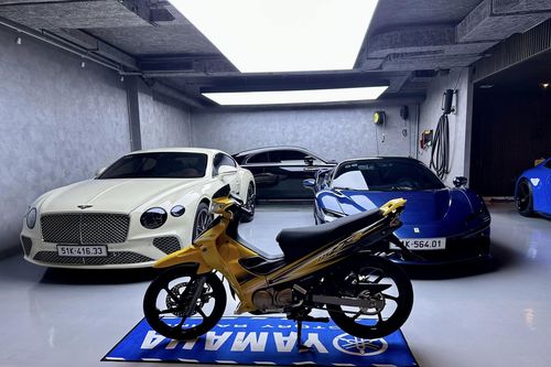 Cường Đô la phấn khích khi được tặng chiếc xe máy côn tay huyền thoại của Yamaha