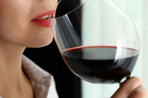 Không chỉ gây nhiều tác hại đối với sức khỏe, bia rượu còn là tác nhân khiến nhan sắc chị em bị 'tàn phá'