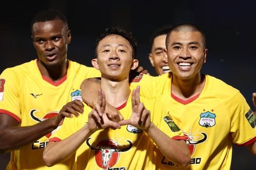 Bỏ lỡ nhiều cơ hội, HAGL đánh rơi chiến thắng trước Bình Dương