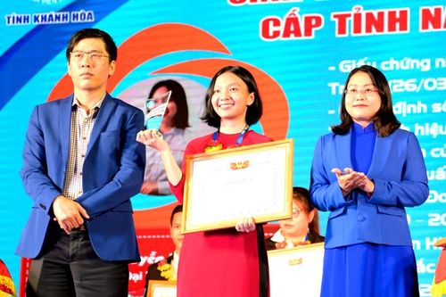 Nữ sinh viên năng động