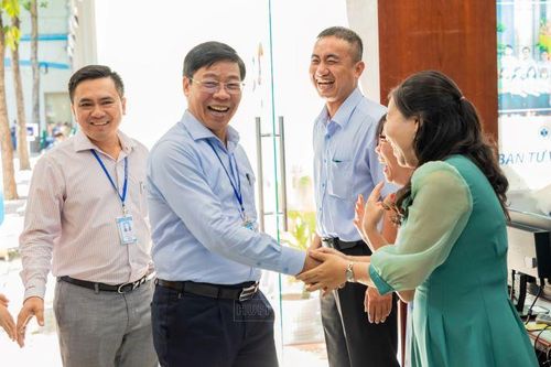 HUFI: Lãnh đạo Nhà trường thăm và chúc tết từng đơn vị nhân ngày đầu làm việc