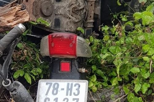 Đi xe máy băng qua đường sắt người đàn ông bị tàu lửa tông tử vong