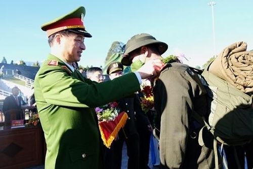 Thứ trưởng Nguyễn Duy Ngọc dự lễ giao nhận quân tại Đà Lạt