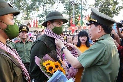 Thứ trưởng Lê Quốc Hùng dự lễ giao nhận quân tại TP Hồ Chí Minh