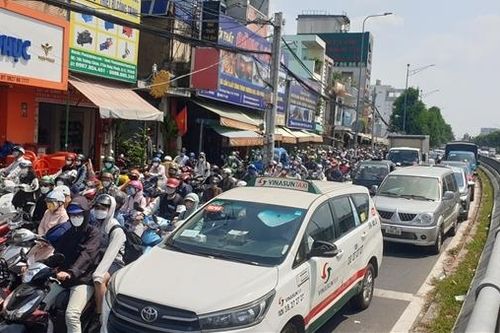 TNGT chết người khiến Quốc lộ 1 bị ùn ứ kéo dài