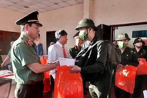 Thiếu tướng Lê Hồng Nam động viên thanh niên ưu tú lên đường nhập ngũ