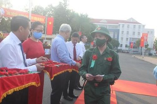 Thanh niên Quận 7 hăng hái lên đường nhập ngũ bảo vệ Tổ quốc