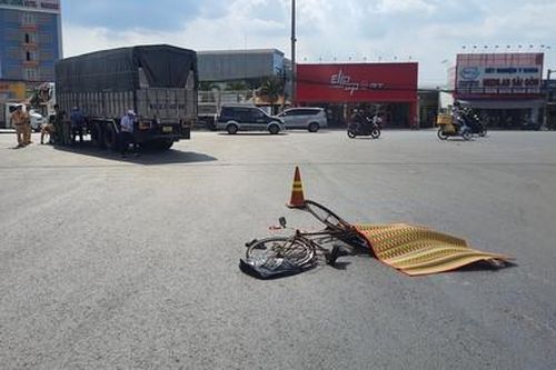 Xe tải va chạm xe đạp, người đàn ông bán vé số tử vong thương tâm