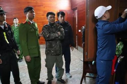 Phát hiện 'kho' dao, kiếm trong nhà đối tượng tàng trữ ma túy
