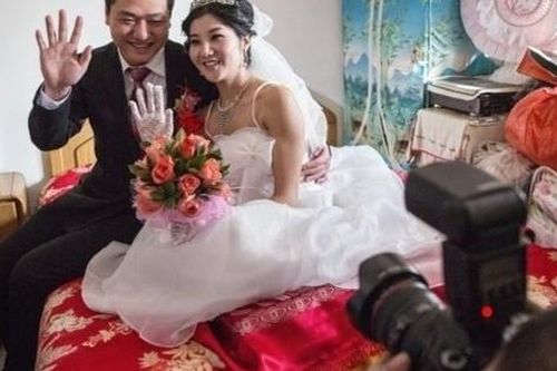 Chỉ làm công ăn lương sẽ không đủ tiền cưới vợ ở Trung Quốc