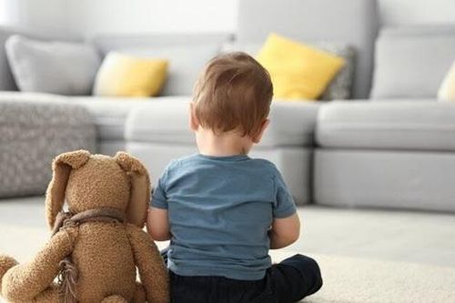 Con chậm phát triển ngôn ngữ vì bố mẹ vẫn vô tư giữ 5 thói quen này