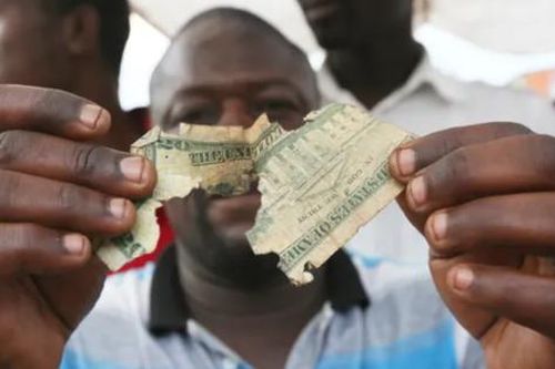 Sống sót từ nghề vá tiền cũ để giao dịch tại chợ đen ở Zimbabwe