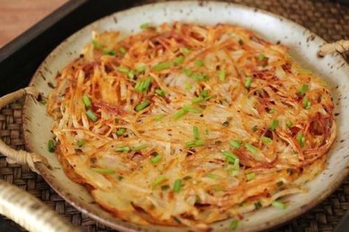 Bánh khoai lang chiên quen quá rồi, thử dùng khoai tây làm bánh cũng thơm ngon không kém!