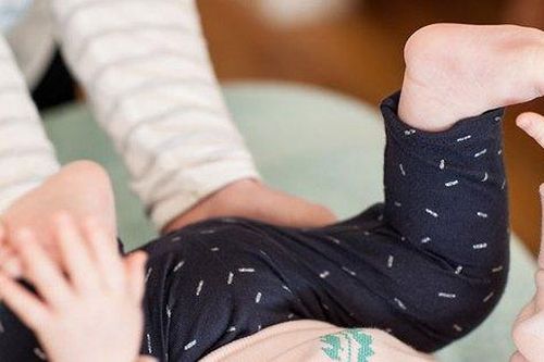 Phát hiện loạn sản khớp háng tiến triển (DDH) ở trẻ sơ sinh đến sáu tháng tuổi