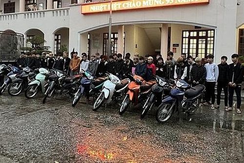 Tạm giữ hình sự hơn 30 đối tượng mang hung khí chuẩn bị hỗn chiến