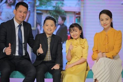 Tình yêu đẹp như cổ tích của cặp đôi chồng 'tí hon'