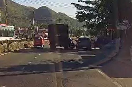 Video ghi lại cảnh ôtô biển đỏ gây tai nạn rồi bỏ chạy