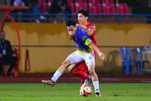 Văn Hậu thi đấu quyết liệt với đồng đội cũ