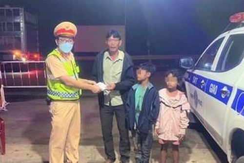 Không xin được việc làm, bố dắt 2 con đi bộ từ Đắk Nông về Trà Vinh