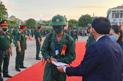 Thanh niên Hậu Giang hăng hái lên đường nhập ngũ
