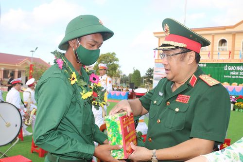 Thượng tướng Phạm Hoài Nam dự lễ giao, nhận quân tại tỉnh Trà Vinh