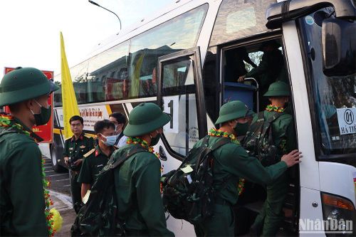 Thanh niên tỉnh An Giang hăng hái lên đường nhập ngũ