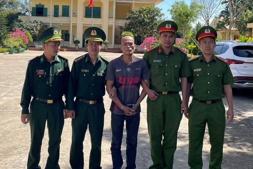 Bắt đối tượng truy nã ngay khi được trao trả từ Lào