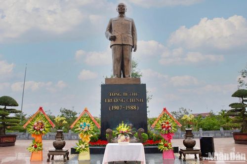 Dâng hương kỷ niệm 116 năm Ngày sinh Tổng Bí thư Trường Chinh