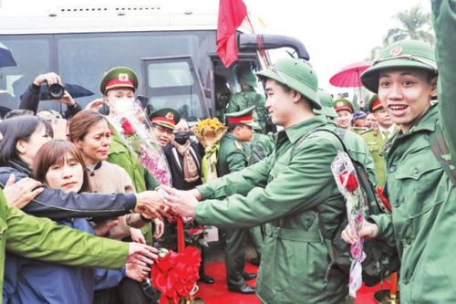Tháng Giêng xanh biếc áo tân binh