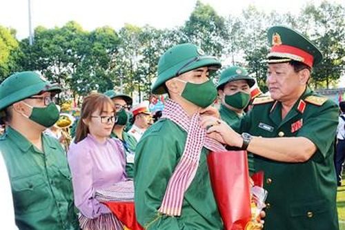 Trao gửi niềm tin và trách nhiệm với thanh niên nhập ngũ